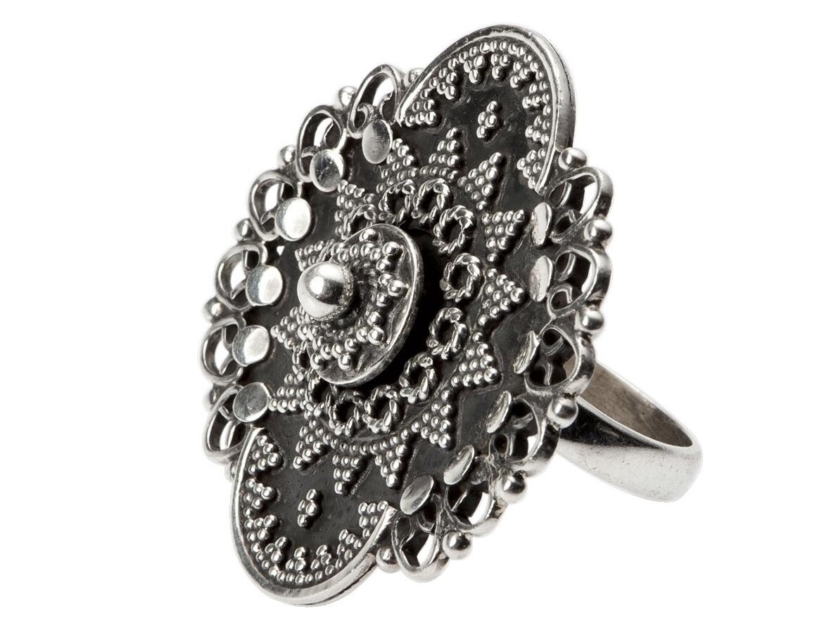 Un inel de argint unicat va fi intotdeauna o bijuterie speciala