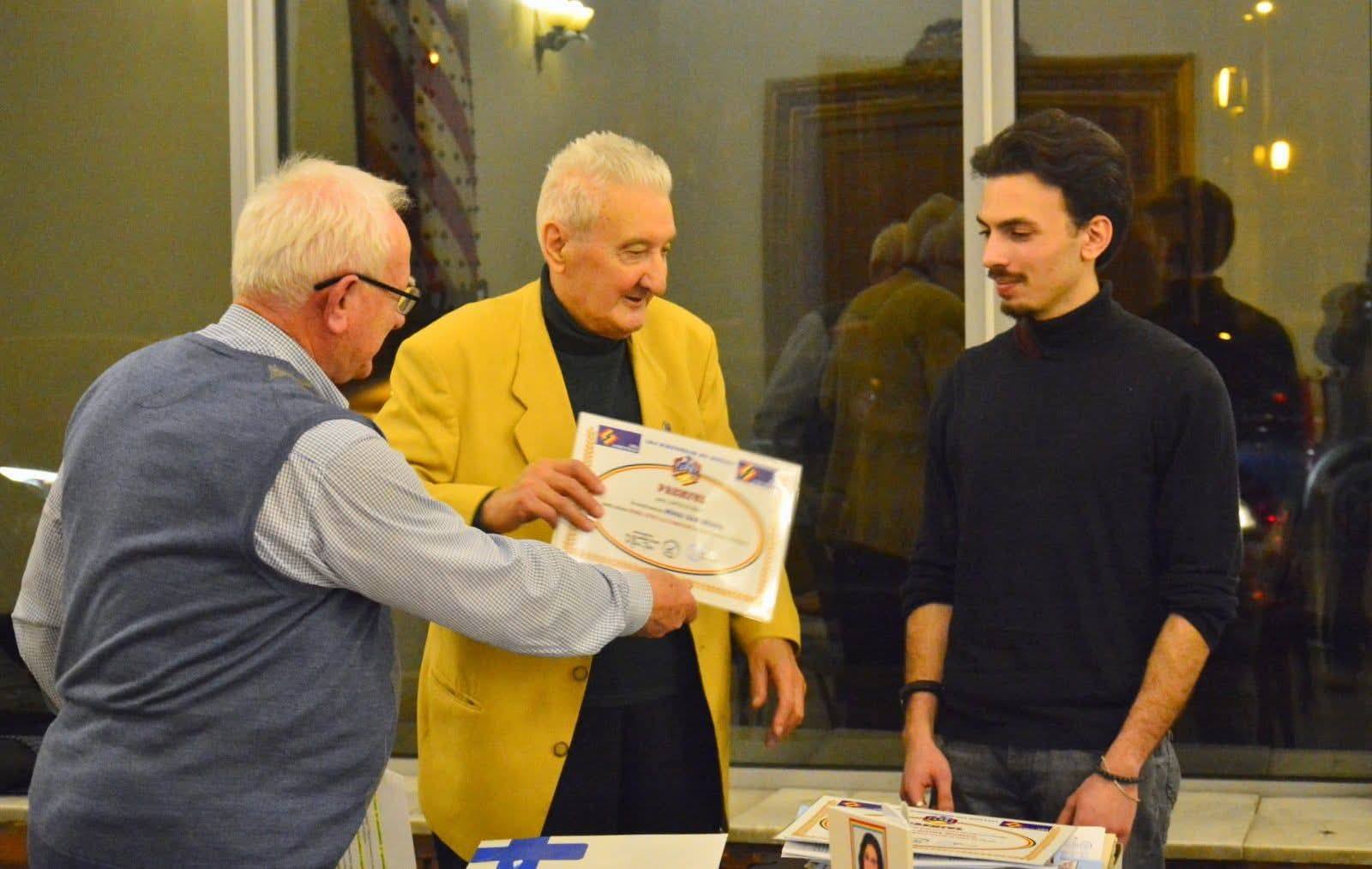 autorul a primit premiul pentru Carte de debut din partea Ligii Scriitorilor din România