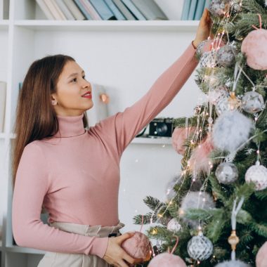 Cum decorezi bradul artificial de Crăciun în stil minimalist